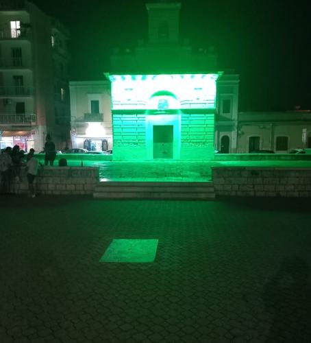 edificio del comune di Modugno illuminata di verde per la giornata della SLA il 17 settembre