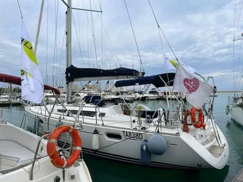 conSLAncio, ASL Bari, Capitaneria di Porto, Ass.ni Auxilium e A Vele Spiegate uniti per il progetto di far veleggiare i pazienti di SLA.